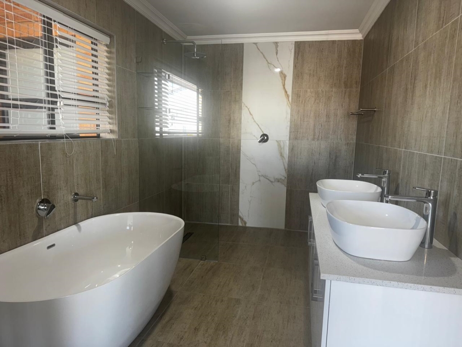4 Bedroom Property for Sale in Wavecrest Eastern Cape